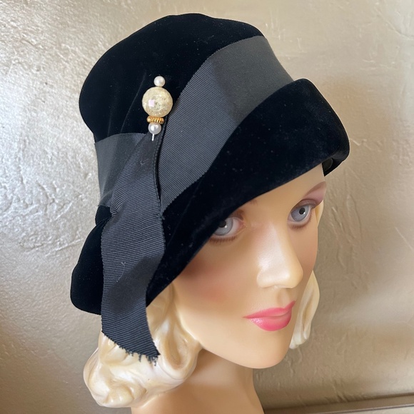 STYLISH VINTAGE BLACK VELVET RETRO CLOCHE - GROSGRAIN BAND + LARGE JEWEL HATPIN